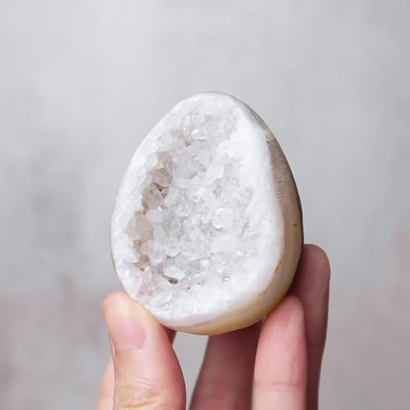 Medium White Crystal Egg // Crystal Decorative with Base // Inner Calm - ของวางตกแต่ง - คริสตัล ขาว