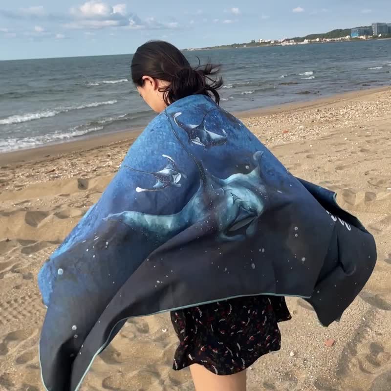 萬用快乾巾/浴巾/海灘巾/毛巾-海洋系列。幽藍鬼蝠魟 (母親節禮物 - 毛巾/浴巾 - 聚酯纖維 藍色