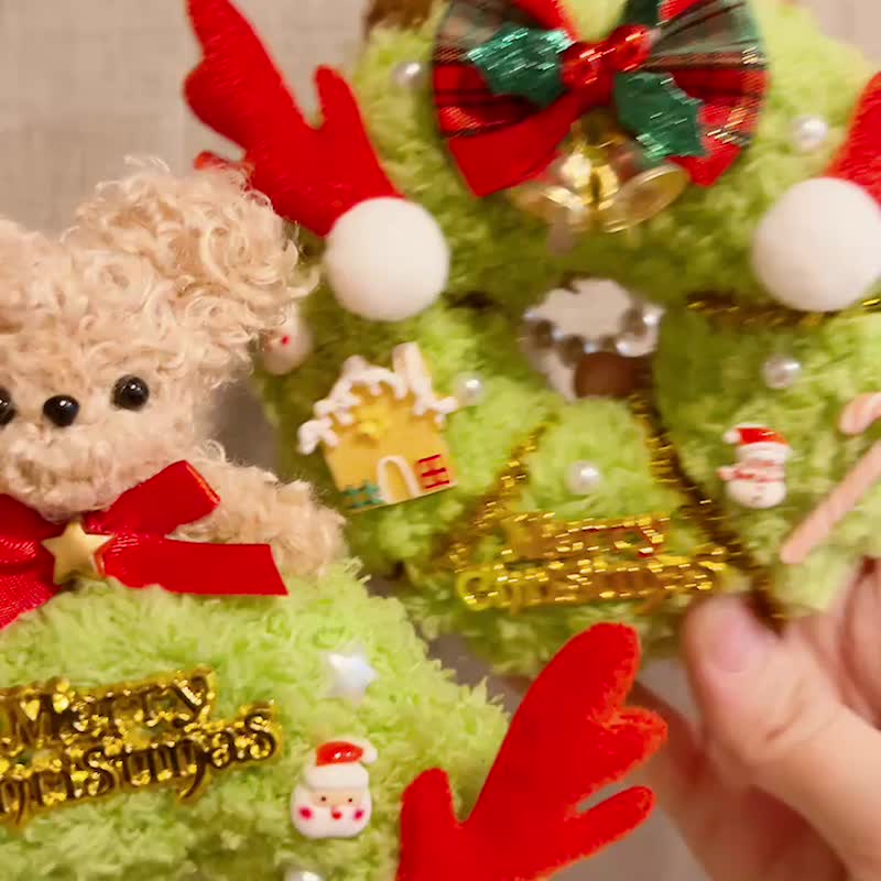 (預購)聖誕限定-貴賓狗趴趴聖誕花圈吊飾 - 擺飾/家飾品 - 其他材質 綠色