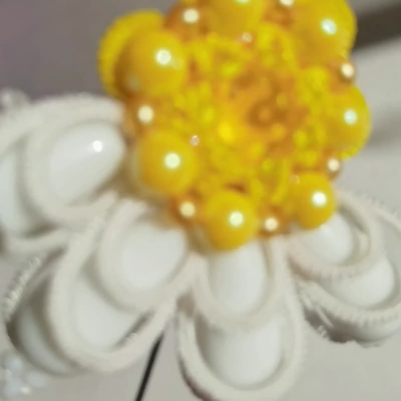 Brooch Chamomile with beads and crystal Pin tatting lace jewelry 胸針洋甘菊 - 胸針/心口針 - 水晶 黃色