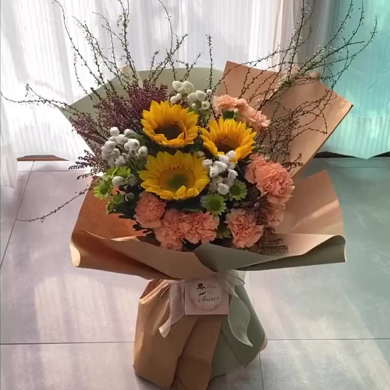 【Graduation/Thank You Bouquet】Sunflower Carnation Flower Bouquet La Chaleur dans le Bois - ตกแต่งต้นไม้ - พืช/ดอกไม้ สีเหลือง