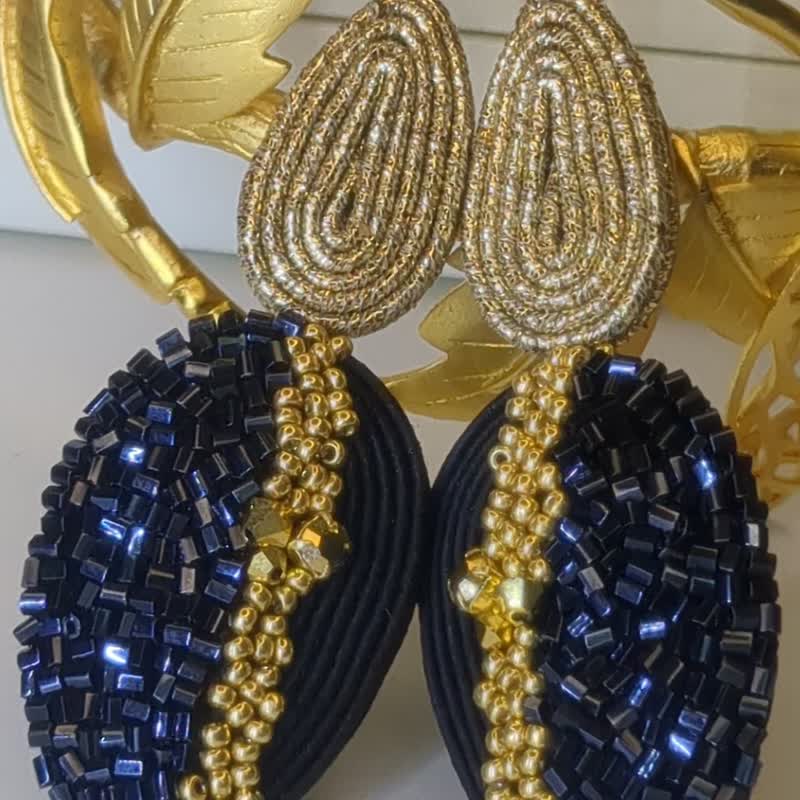 Earrings Gurzuf in black colour - 耳環/耳夾/耳骨夾 - 其他材質 黑色