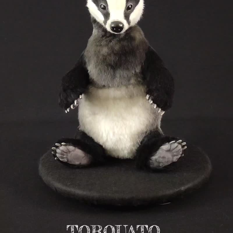 Life-size stuffed plush badger with realistic detailing, poseable - 公仔/玩偶 - 其他材質 