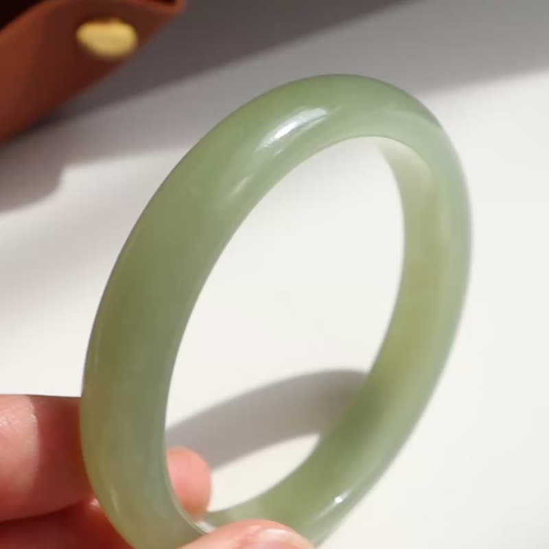 天然冰底晴水和田玉手鐲 顏色美 玉質溫潤水頭十足平安喜樂鐲53mm - 手鍊/手環 - 玉石 