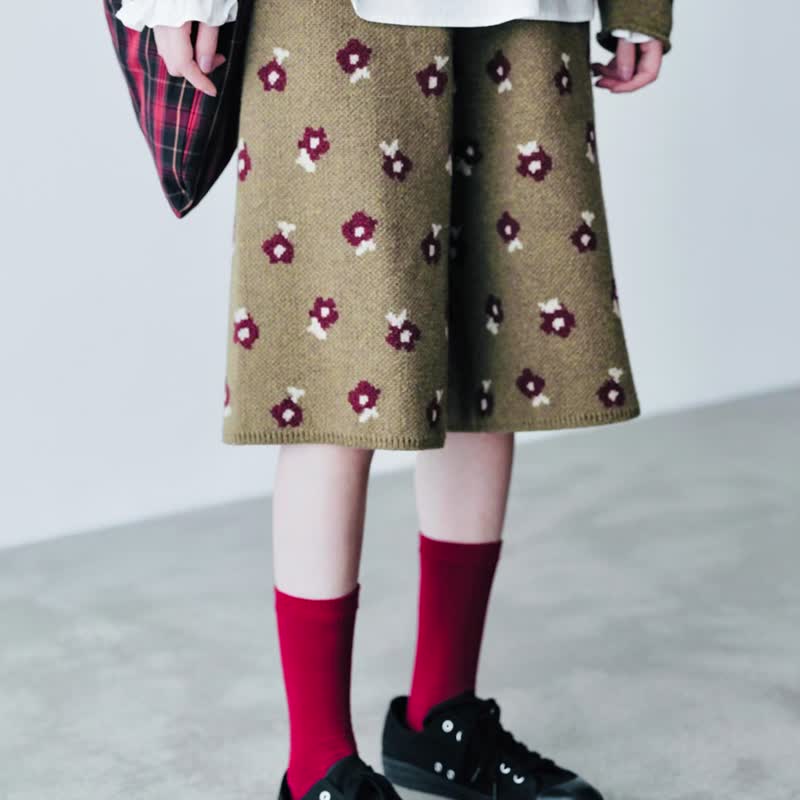 Little Red Flower Retro Olive Green Wool Pants/Shorts Half-length Pants - กางเกงขาสั้น - ขนแกะ สีเขียว