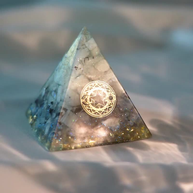 【Stone】Orgonite Crystal Energy Pyramid 6x6 cm - ของวางตกแต่ง - คริสตัล หลากหลายสี