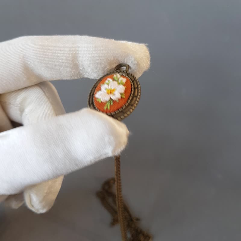 刺繡 珠寶 Ribbon embroidered pendant for her, handmade jewelry embroidery - 項鍊 - 絲．絹 多色