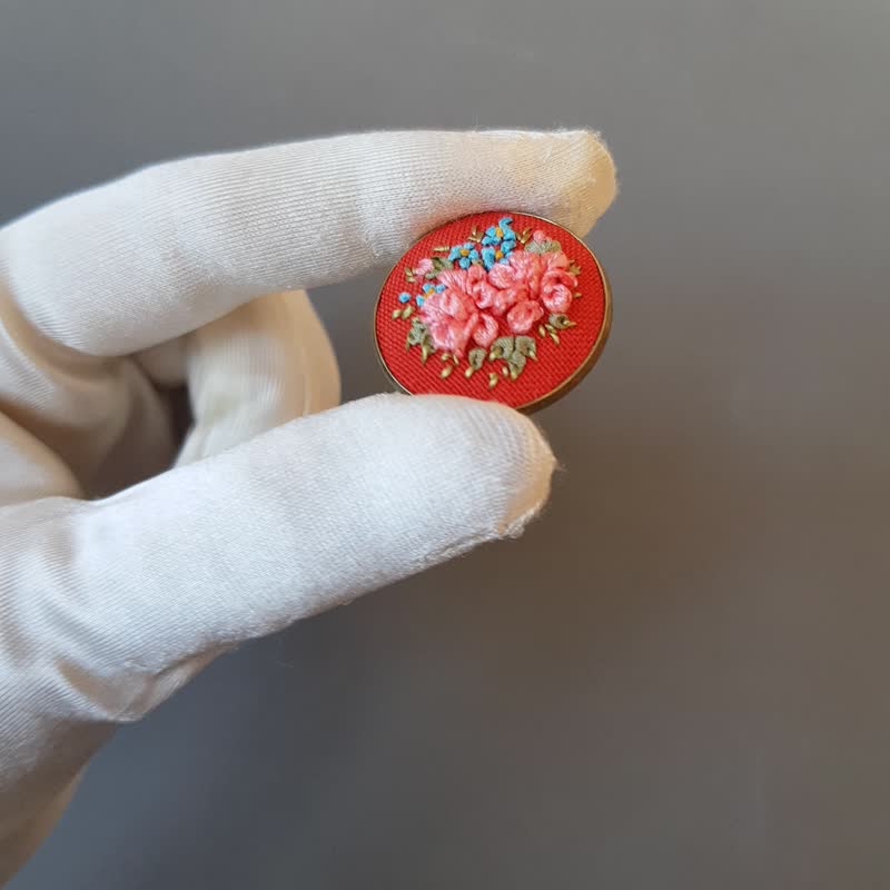 绣花胸针 Ribbon embroidered brooch for her, hand embroidery jewelry - Brooches - Silk Red