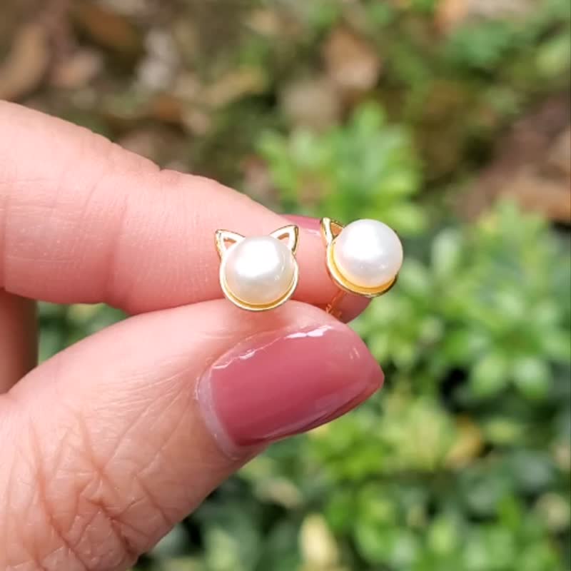 【PINKOI限定】。萌萌貓咪。天然淡水白圓珍珠耳釘。925純銀鍍金 - 耳環/耳夾/耳骨夾 - 珍珠 金色