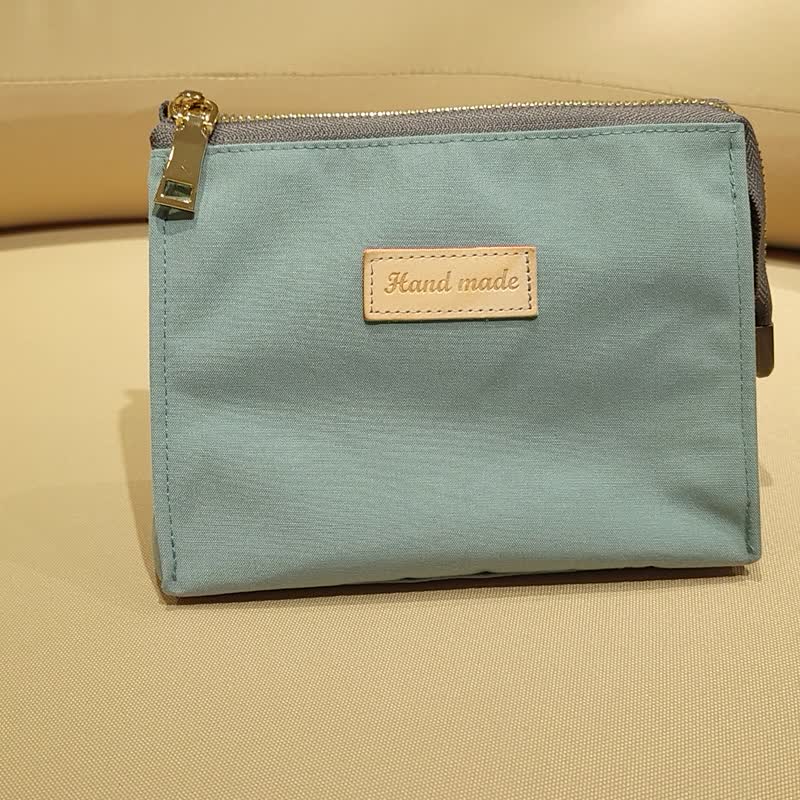Triangular three-dimensional cosmetic bag/soft slightly stiff cotton velvet feel/lake green - กระเป๋าเครื่องสำอาง - วัสดุกันนำ้ สีเขียว