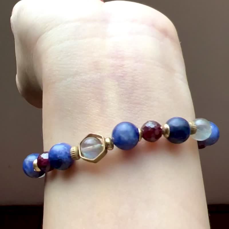 ||靛藍||天然石黃銅幾何配飾手環。蘇打石/拉長石/紅石榴 快速 - 手鍊/手環 - 水晶 藍色