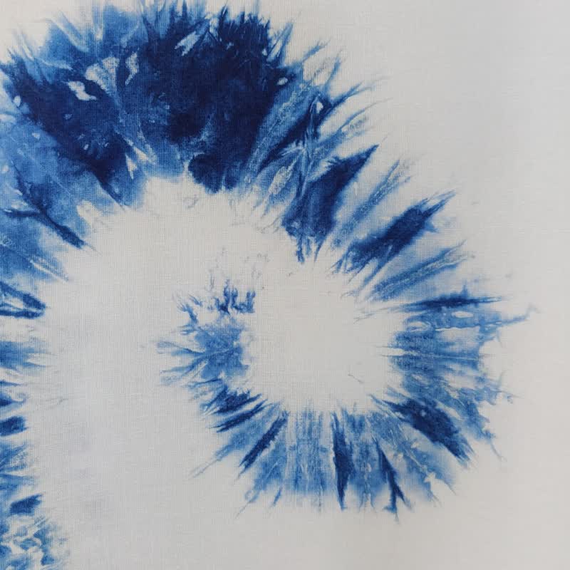White Blue Tie Dye Butterfly Sleeves Top - 女上衣/長袖上衣 - 棉．麻 藍色