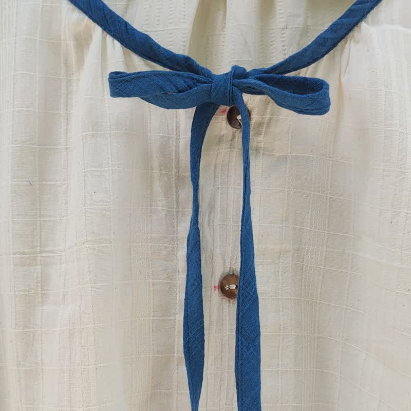 Blue String - เสื้อสีเบจแขนยาวคอกลมเชือกผูกโบว์สีคราม - เสื้อผู้หญิง - ผ้าฝ้าย/ผ้าลินิน ขาว