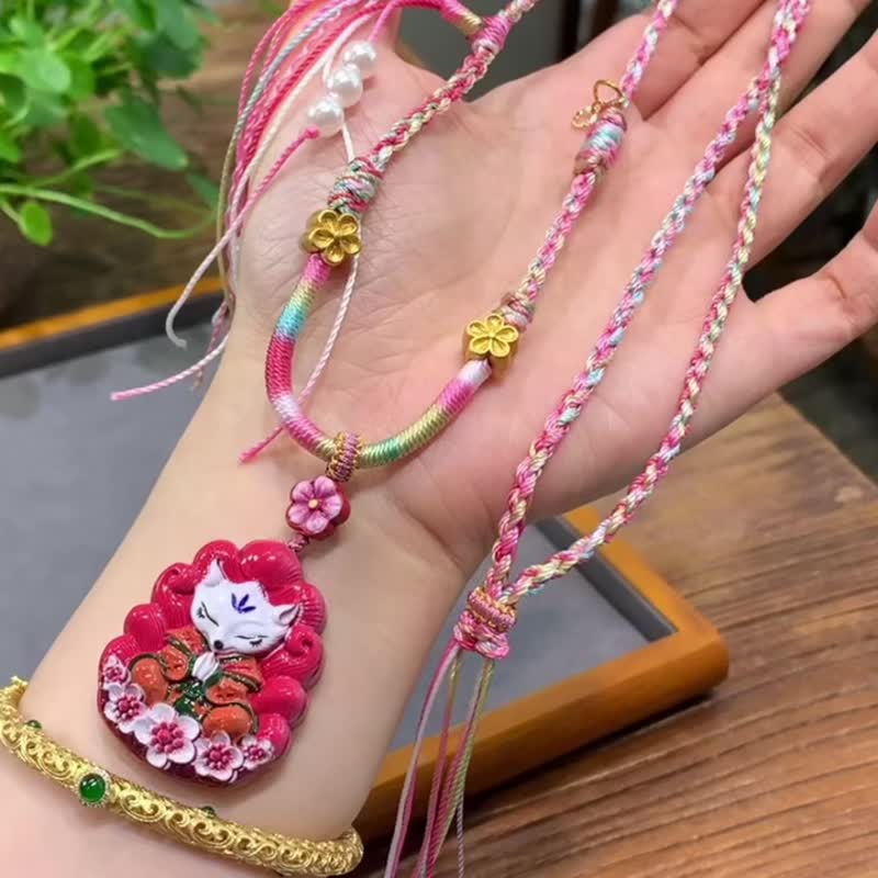 天然硃砂狐狸吊墜項鏈 精工彩繪紅砂雕刻仙女九尾狐吊墜招桃花 - 項鍊 - 水晶 