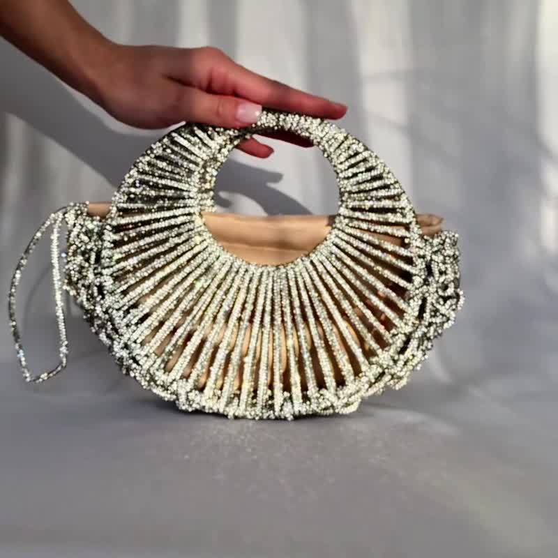 Soleil Silver — Handcrafted Sparkling Macramé Bag with Strap - 手拿包 - 聚酯纖維 銀色