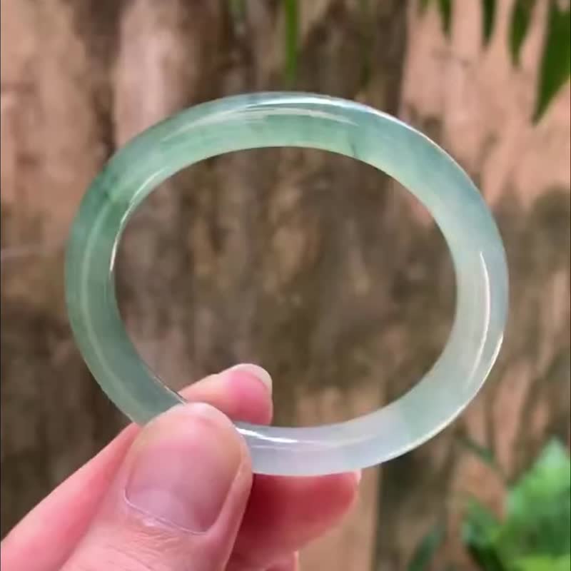 冰種翡翠天然翡翠玉鐲 A玉手鐲玉鈪 • 冰種湖綠半山水翡翠貴妃鐲 - 手鍊/手環 - 玉石 綠色