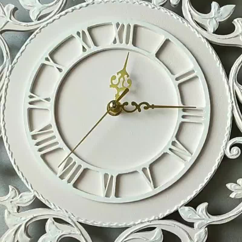 掛鐘 Small pink wall clock with white ornaments in vintage style Silent wall clock - 時鐘/鬧鐘 - 木頭 粉紅色