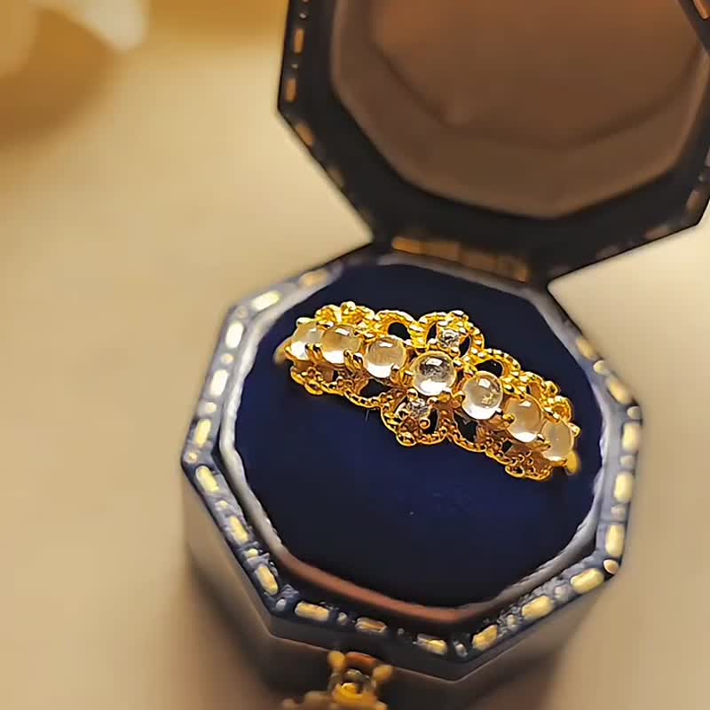 |時尚古典|a貨翡翠冰玻白剛蛋面3mm純銀鍍18k蕾絲設計款戒指 - 戒指 - 玉石 