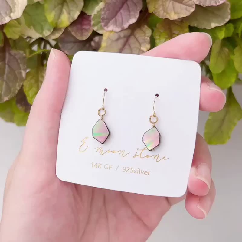 Six water chestnut black butterfly shell aurora colorful earrings - ต่างหู - เปลือกหอย สีดำ