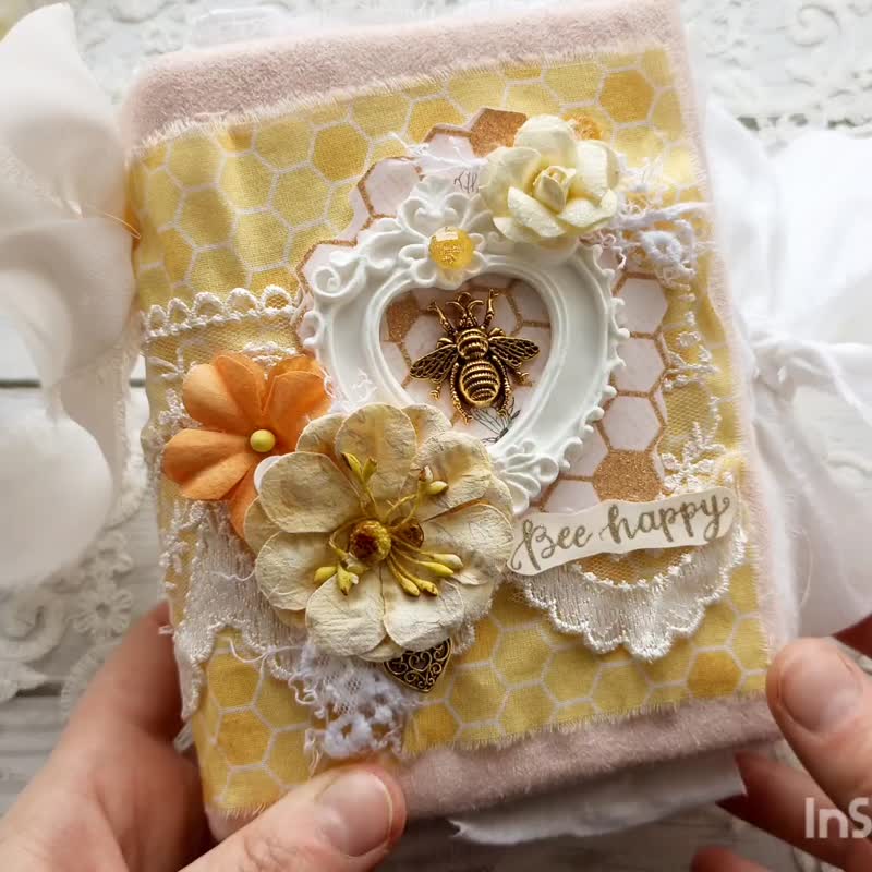 Honeybee junk journal handmade blank Queen bee Gold Bee notebook - สมุดบันทึก/สมุดปฏิทิน - กระดาษ สีเหลือง