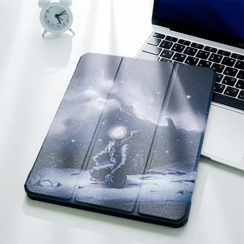 【限時特賣】iPad 插畫家聯名保護殼【小宇宙】右側筆槽款 - 平板/電腦保護殼/保護貼 - 其他材質 藍色