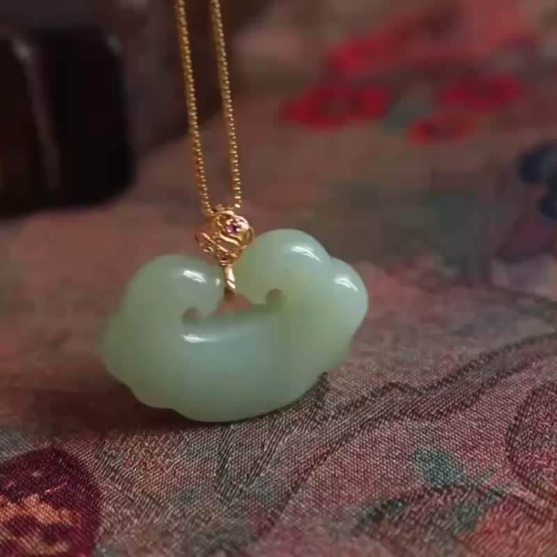 Natural clear water material Hetian jade peace lock Ruyi pendant female gold inlaid jade pendant necklace mother's day mother jade - สร้อยคอ - หยก 