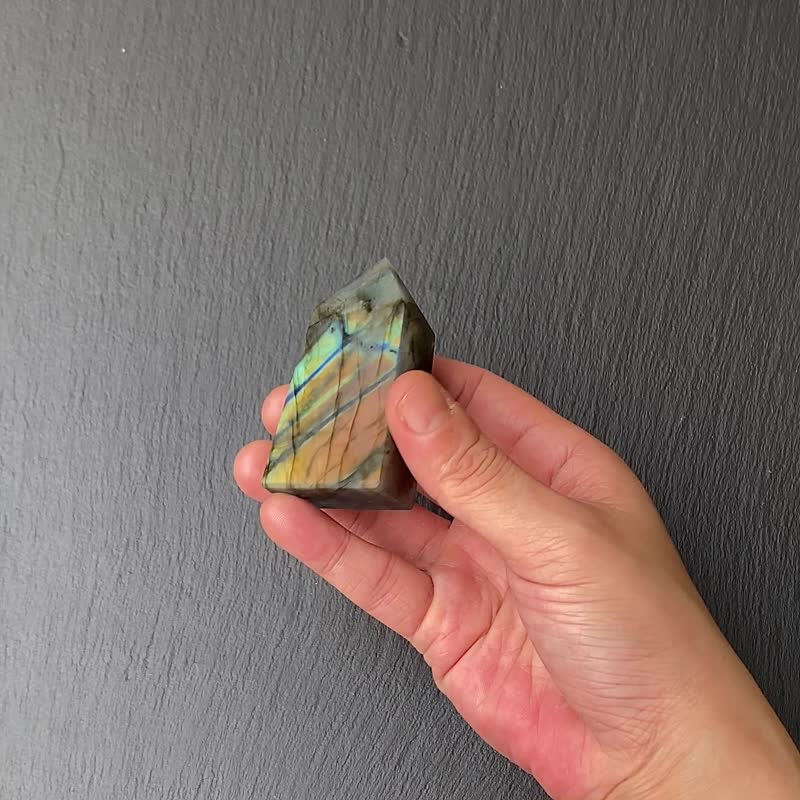 Natural double-sided colored labradorite energy column to attract wealth, career, marriage, and fast shipping - ของวางตกแต่ง - คริสตัล หลากหลายสี