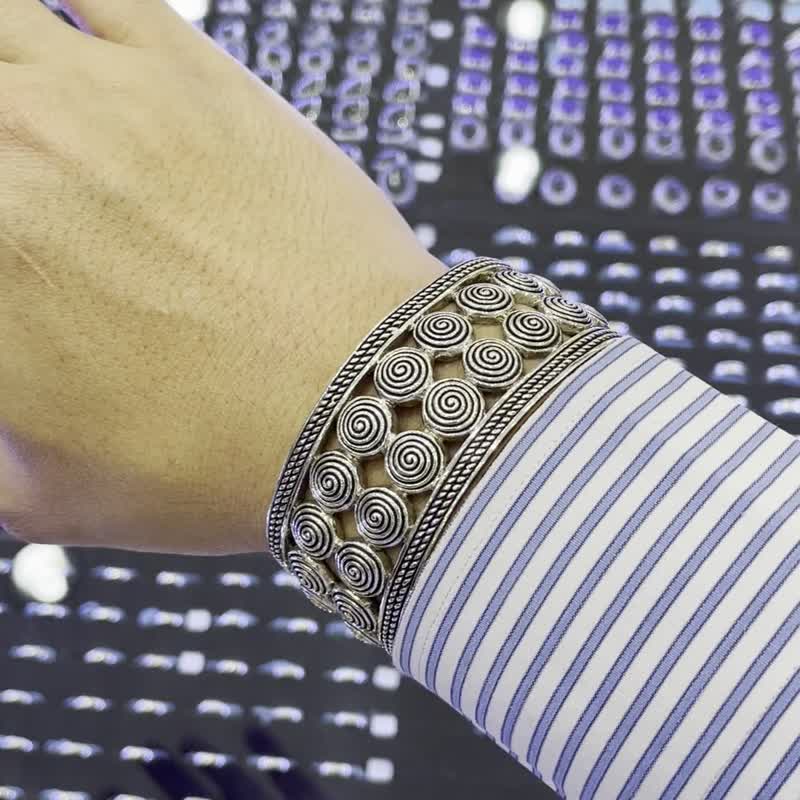 Silver Thai Style Spiral pattern Bangle - 手鍊/手環 - 其他金屬 銀色