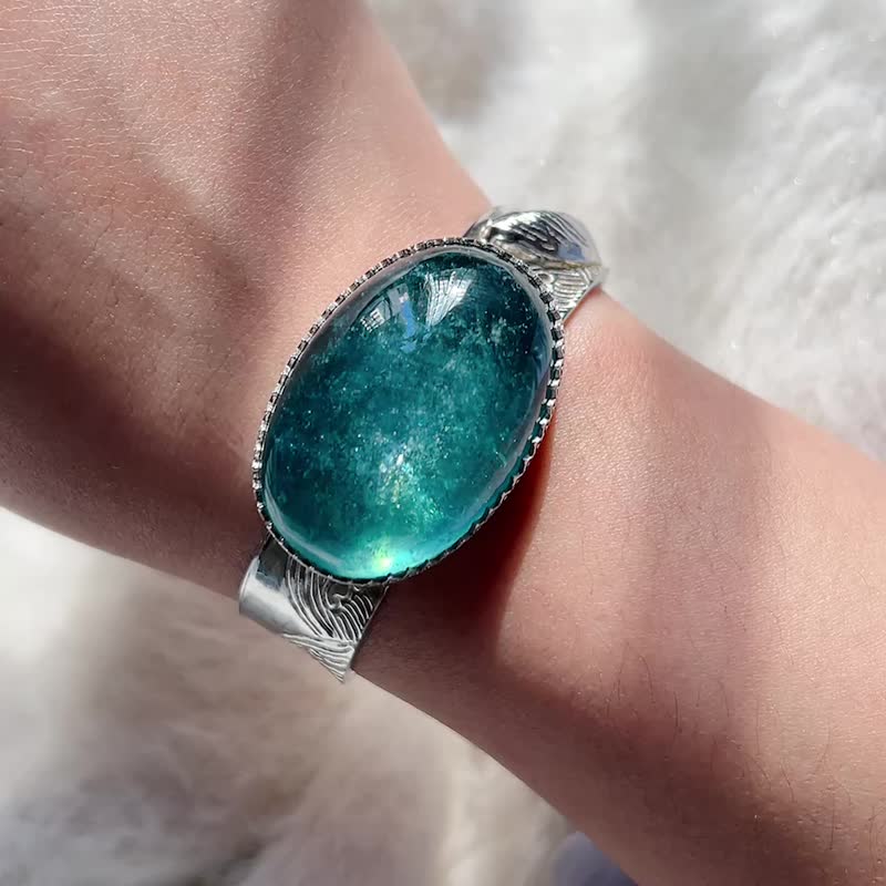 魔鬼海藍寶大蛋面純銀設計手鐲 I 鯨遊星海 靜謐之聲 - 手鍊/手鐲 - 水晶 藍色