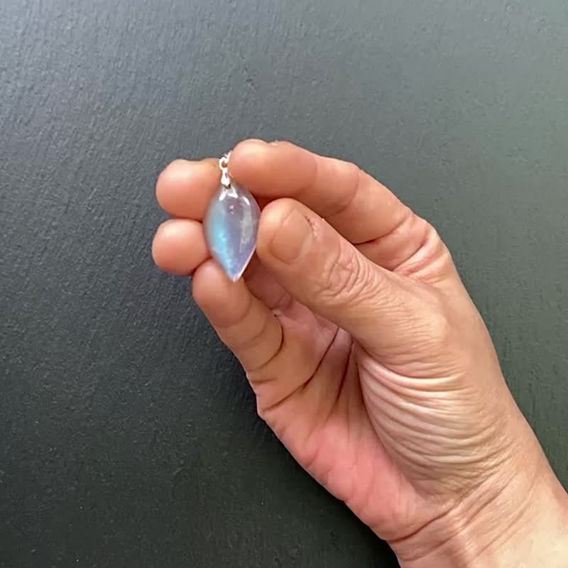 天然冰透體藍月光石 旺財運 旺姻緣 925純銀鈦鋼項鍊 - 項鍊 - 水晶 藍色