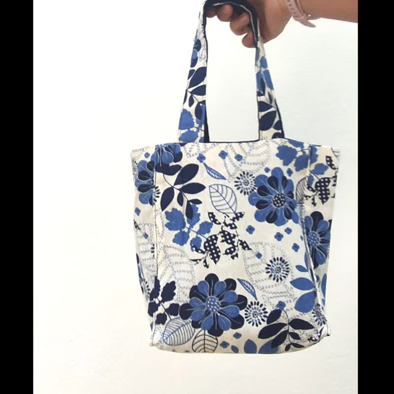 Double Side Handbag Flowers of Spring - 手提包/手提袋 - 棉．麻 藍色