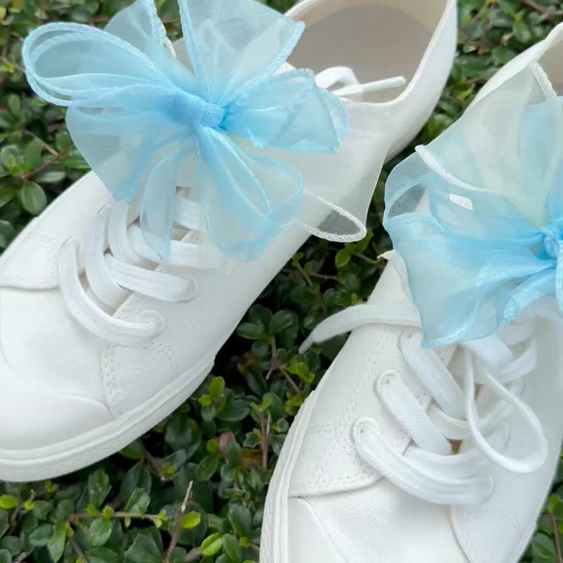 A pair of blue off-white floral shoe buckles decorated with butterfly ribbons - Charms - Silk Blue