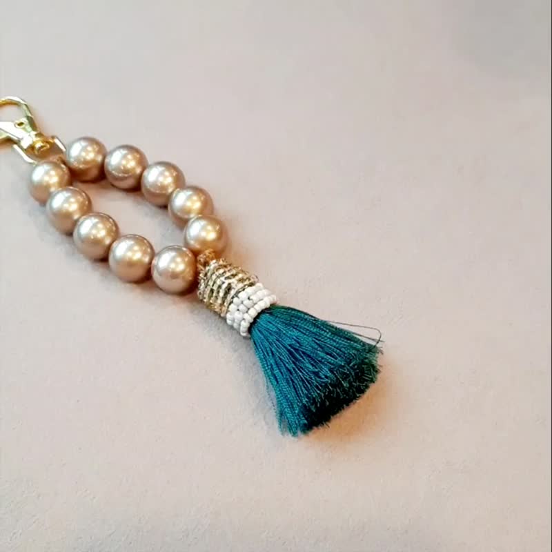 Bag Charm Shell Pearl and Tassel Decorated with Seed Beads, Keychain Holder - 鑰匙圈/鑰匙包 - 貝殼 金色