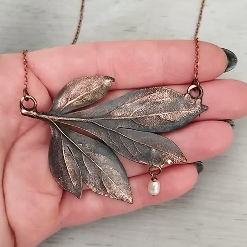 Peony Leaf Necklace with Freshwater Pearl, Delicate Botanical Jewelry Gift Idea - 項鍊 - 銅/黃銅 