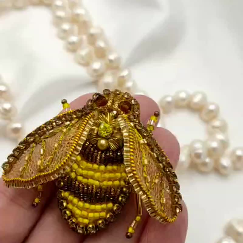 Stylish Embroidered Beaded Gold Bee Fashion Brooch - เข็มกลัด - คริสตัล สีทอง