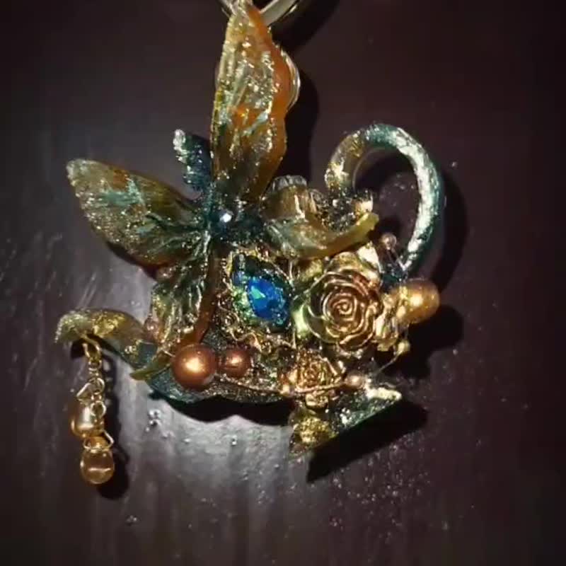 綠暮森林系列-翠羽茶韻 手工滴膠流沙吊飾 - 吊飾/掛飾 - 樹脂 綠色
