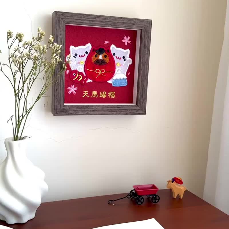 【2026 午馬】馬年 招福貓與達摩 刺繡畫 共2款|實木框 - 相框/畫框 - 棉．麻 紅色