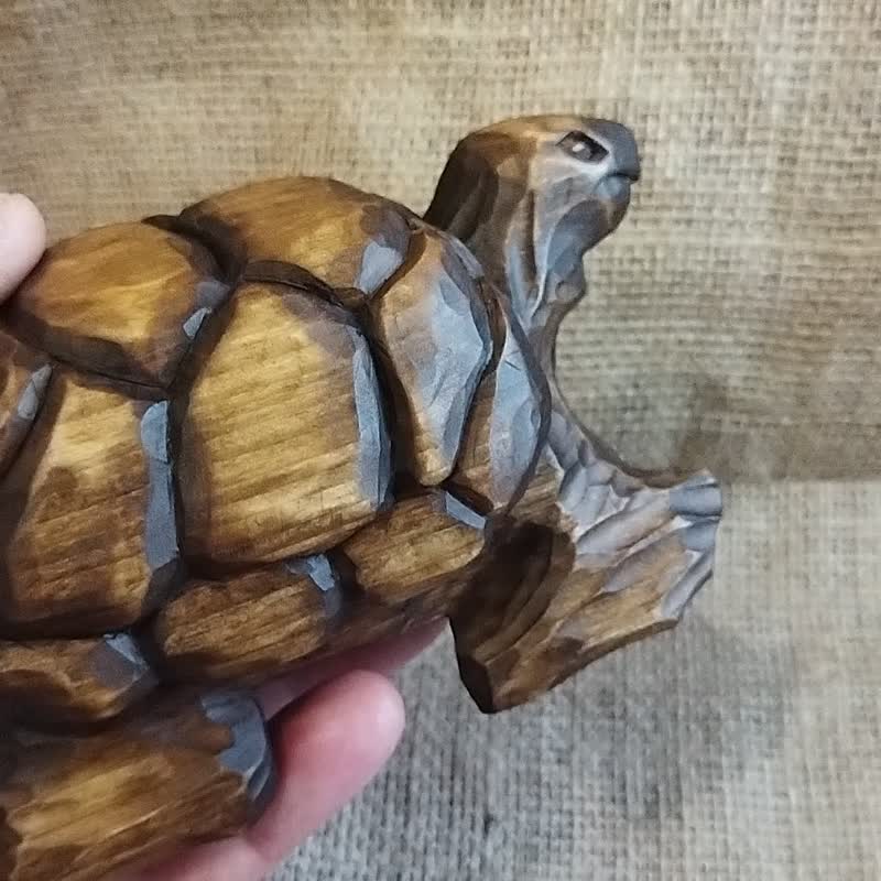 Handmade wood turtle statue. Wood carving. - ตุ๊กตา - ไม้ สีนำ้ตาล