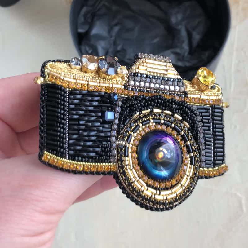 カメラのブローチ camera 刺繍のブローチ ビーズのジュエリー 写真撮影