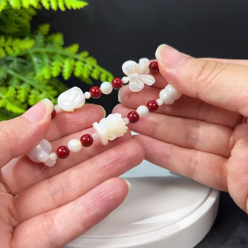 白蝶貝朱砂多寶手串 小兔子 九尾狐 蝴蝶結 小花 吞金獸 財富祥瑞 - 手鍊/手環 - 貝殼 白色