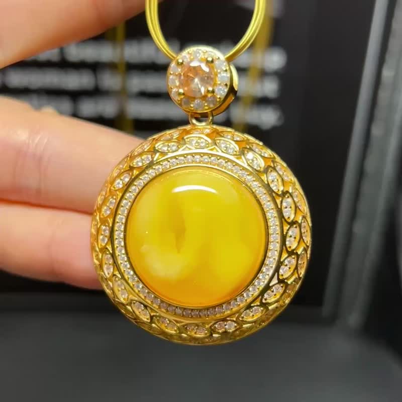 天然波羅的海蜜蠟吊墜 俄料雞油黃 成色美無雜裂  s925銀鍍金鑲嵌 - 吊飾/掛飾 - 水晶 