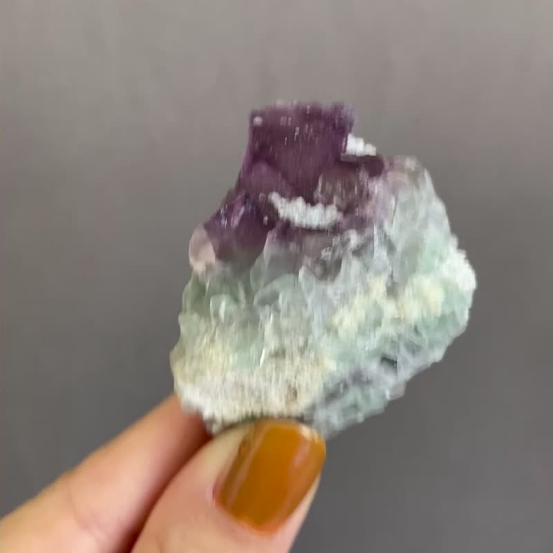 High-quality natural I octahedral purple Stone with green fluorite raw ore crystal ore one thing and one picture - ของวางตกแต่ง - คริสตัล สีม่วง