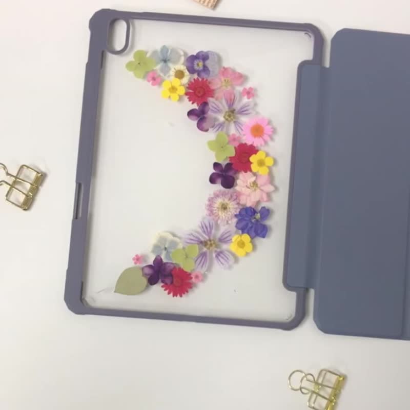 フラワーケースに名前が入れられるipadケース パープルフラワーフィールド手作り押し花iPadケース 新型iPad