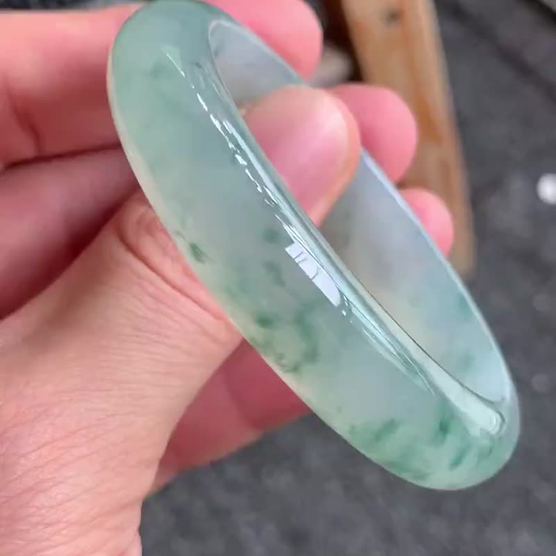 冰種玉鐲 天然翡翠玉鐲 A玉 手鐲 • 冰種飄花翡翠貴妃鐲 - 手鍊/手環 - 玉石 綠色