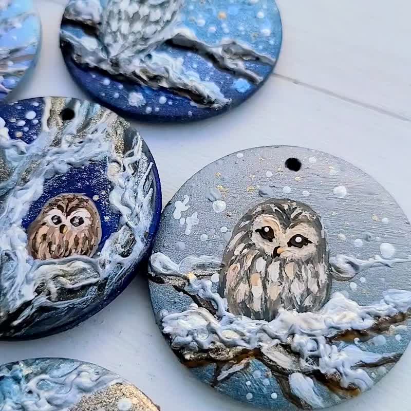 [With owl keychain] Wooden art owl, snow scene, winter, bird, cat head hawk - ที่ห้อยกุญแจ - ไม้ สีเทา