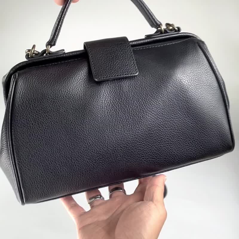 Japanese Toyooka Atelier nuu parcel small Dulles bag black - กระเป๋าแมสเซนเจอร์ - หนังแท้ สีดำ