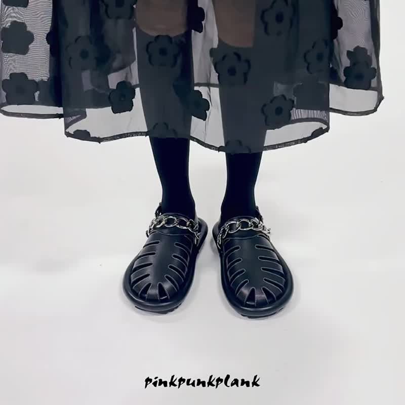 黑色 午夜墜落 啞光質感牛皮平底涼鞋 圓頭鏤空包頭 裝飾鏈羅馬鞋 - 涼鞋 - 真皮 黑色