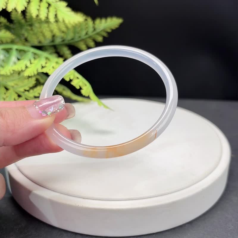 白瑪瑙手鐲 59+MM 冰潤起光飄一抹橘 細圓條叮當款 辟邪護身靈氣 - 手鍊/手環 - 半寶石 白色