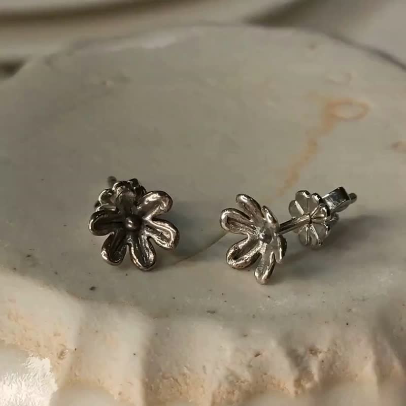 Simple 925 Sterling Silver Flower Earrings - ต่างหู - เงินแท้ สีเงิน