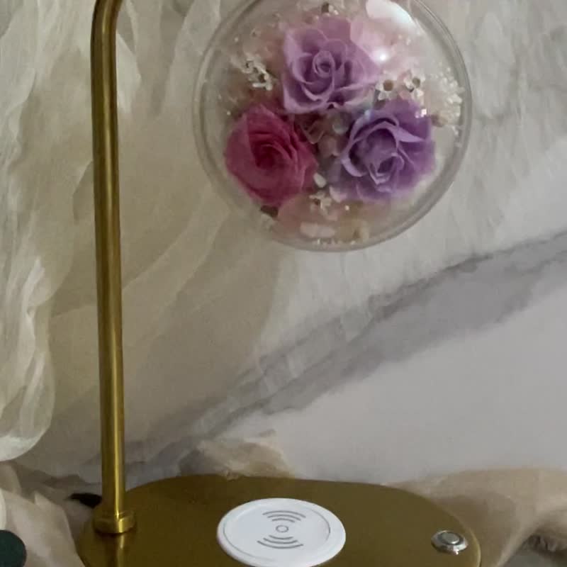 Everlasting flower table lamp/mobile phone can be wirelessly charged - ของวางตกแต่ง - พลาสติก 